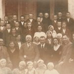 Jiezno pradinė mokykla. Mokytojai J. Celiešius, J. Prėskienis, O. Celiešiūtė-Malukonienė